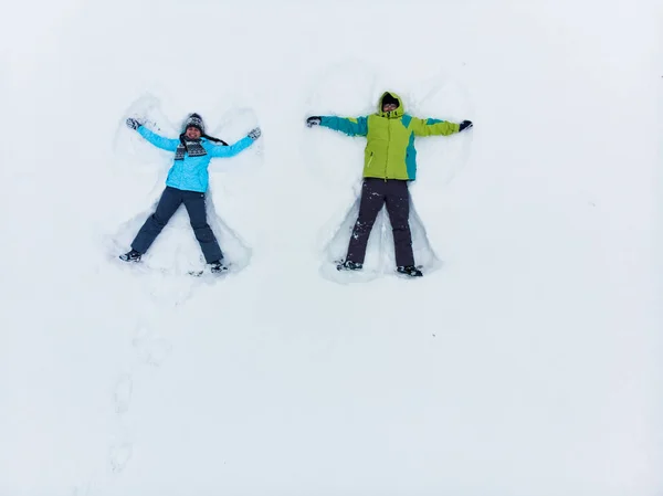 Coppia Divertirsi Facendo Neve Angelo Vista Dall Alto — Foto Stock