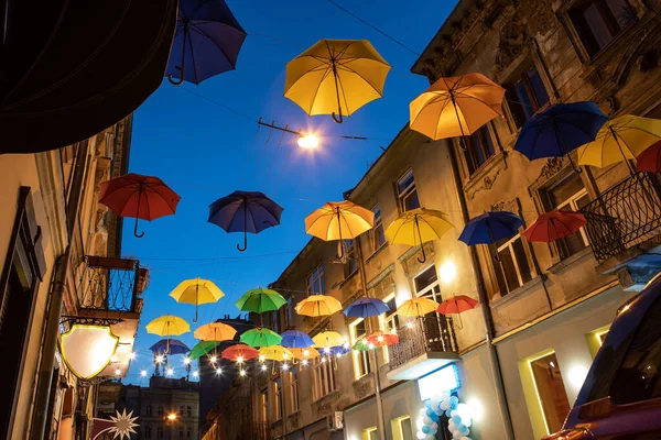 Şehir merkezi manzarası renkli şemsiyelerle süslenmiş fotokopi alanı