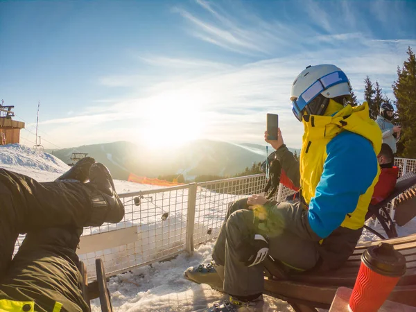 Homem Com Mulher Descansando Topo Colina Neve Bebendo Bebidas Aquecimento — Fotografia de Stock