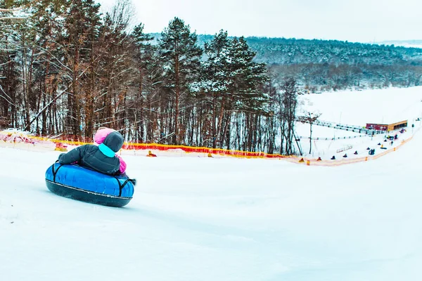 Eltern Mit Kind Rutschen Durch Einen Verschneiten Hügel Mit Schneeröhre — Stockfoto
