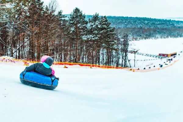 Pai Com Criança Deslizando Para Baixo Por Colina Nevada Com — Fotografia de Stock