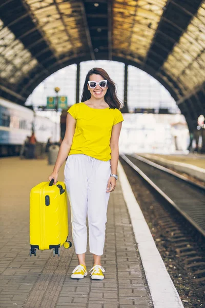 Lächelnde Frau Mit Gelbem Koffer Auf Rädern Bahnhofsreisekonzept — Stockfoto