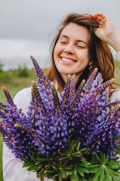 Woman Blooming Lupines Field Enjoying Moment — Stock Photo, Image