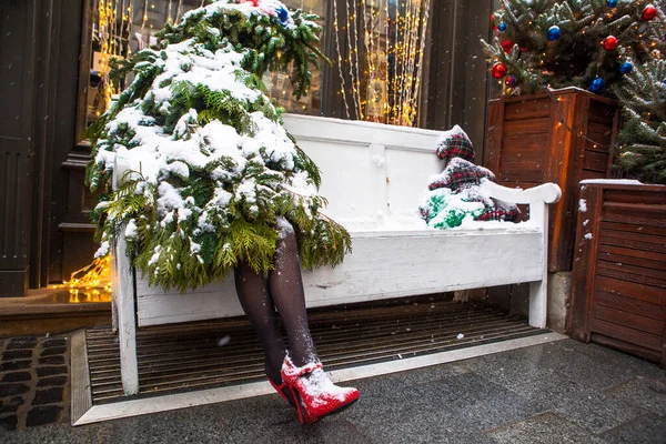 Árbol Navidad Con Piernas Mujer Sentado Banco Madera Vacaciones Tiempo — Foto de Stock