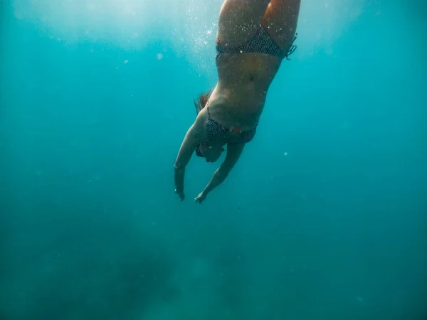 Frau Schnorchelmaske Unter Wasser Sommerurlaub Meer — Stockfoto