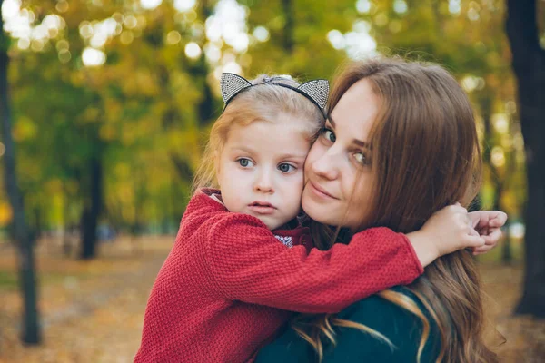 Mutter Tochter Liebt Umarmung Herbst Stadtpark Herbstsaison — Stockfoto