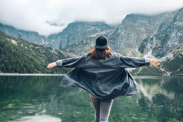 Jovem Mulher Bonita Apreciando Vista Lago Montanhas Caminhadas Conceito Liberdade — Fotografia de Stock