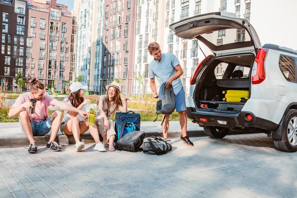 Friends Load Car Trunk Baggage Summer Road Trip Vacation — Stock Photo, Image