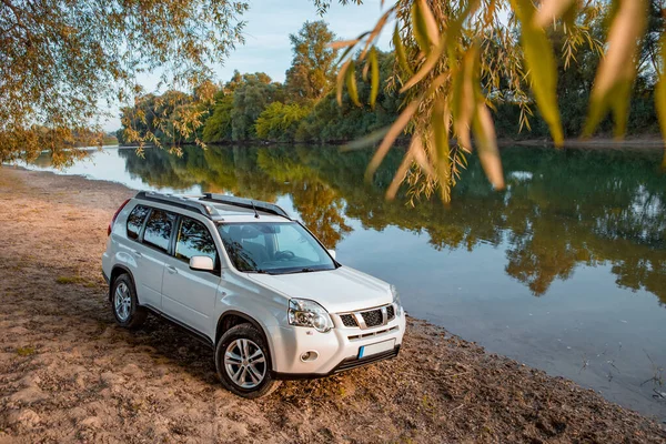 Vista Coche Suv Playa Del Río Puesta Del Sol Espacio — Foto de Stock