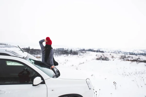 Woman Sitting Hood Suv Car Beautiful Landscape Winter Time Car — Stock Photo, Image