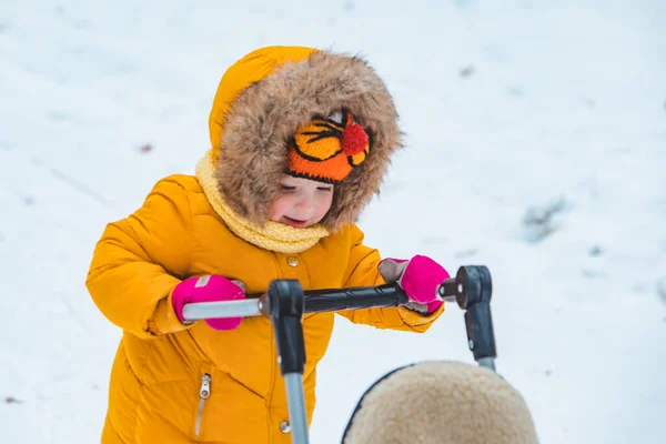 雪の降る冬の日にそりで笑顔の女の子 — ストック写真