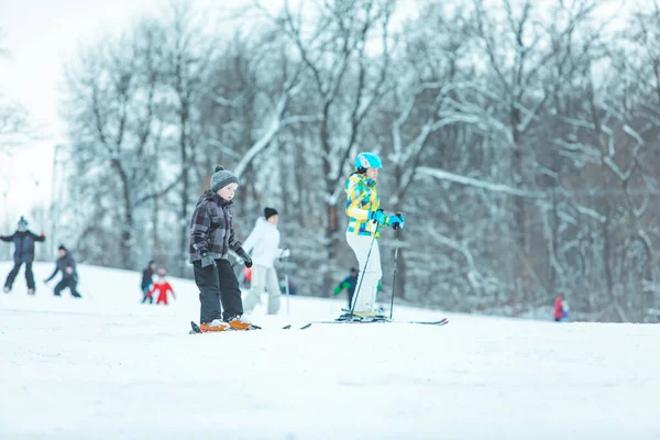 Lviv Ucrania Enero 2019 Niño Pequeño Esquiando Colina Abajo Actividad — Foto de Stock