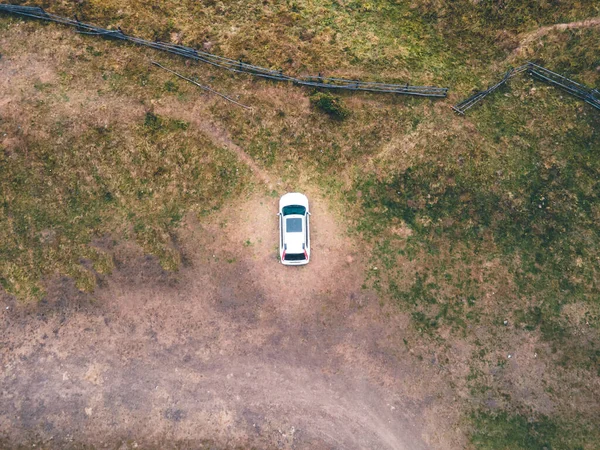 Widok Samochód Suv Pobliżu Ogrodzenia Wiejskiego Gospodarstwa Sezon Jesienny — Zdjęcie stockowe