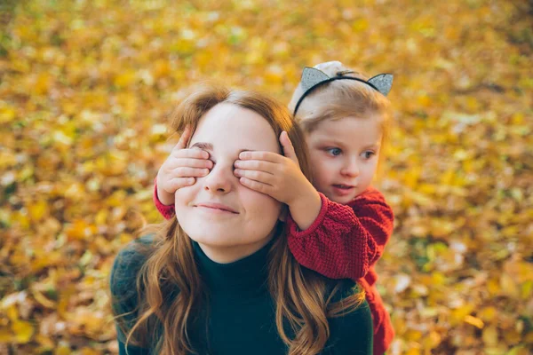 Raten Sie Mal Welche Tochter Die Augen Vor Der Mutter — Stockfoto