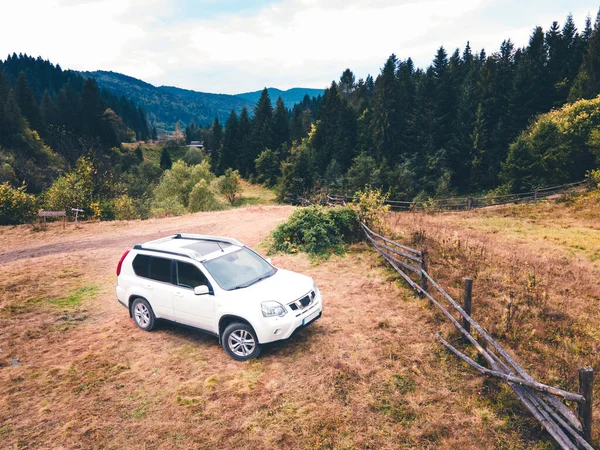 Vista Coche Suv Cerca Cerca Granja Espacio Copia Montañas — Foto de Stock