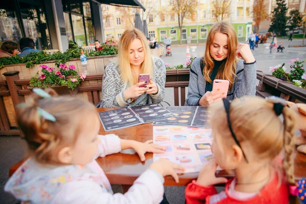 Smartphone Adicción Madre Con Teléfono Inteligente Los Niños Cafetería Alimentos — Foto de Stock