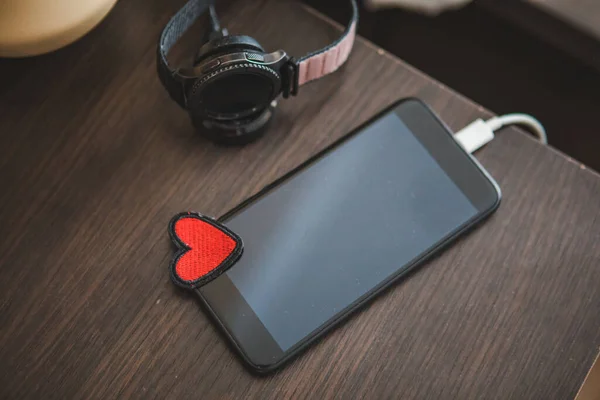 Smartphone Com Carregamento Relógio Inteligente Símbolo Coração Amor Vermelho Namoro — Fotografia de Stock