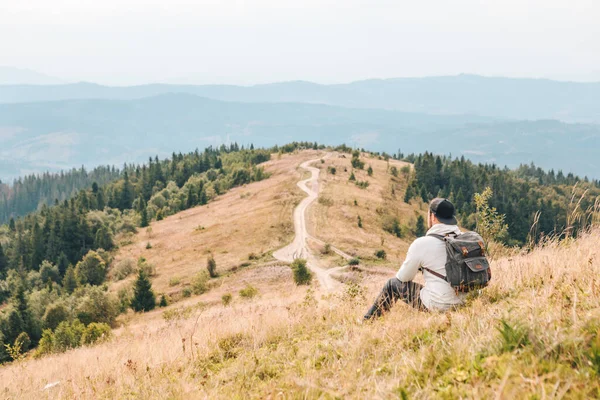 Hombre con mochila senderismo por las montañas de otoño — Foto de Stock