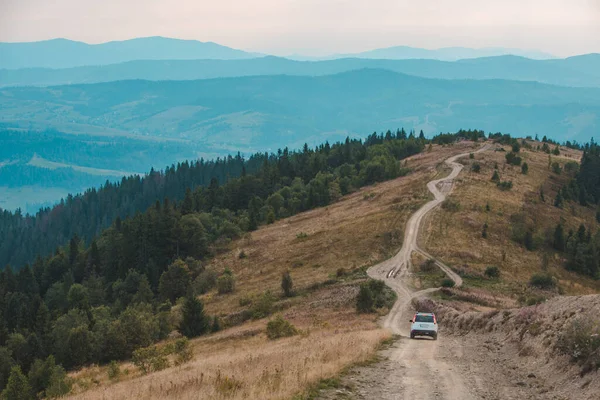 Внедорожный автомобиль путешествие по горам пик осеннего сезона — стоковое фото