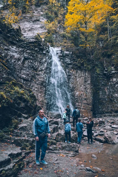 Maniava, Oekraïne - 29 september 2019: herfst bos waterval landschap uitzicht — Stockfoto