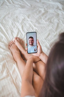 Kadın ve erkek telefonda görüntülü konuşuyorlar. çevrimiçi randevu