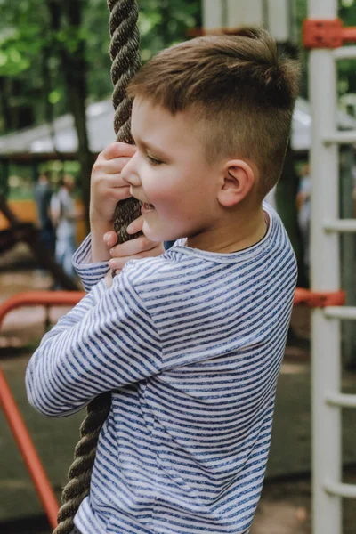 Liten Småbarn Pojke Som Har Roligt Lekplatsen Sommartid — Stockfoto