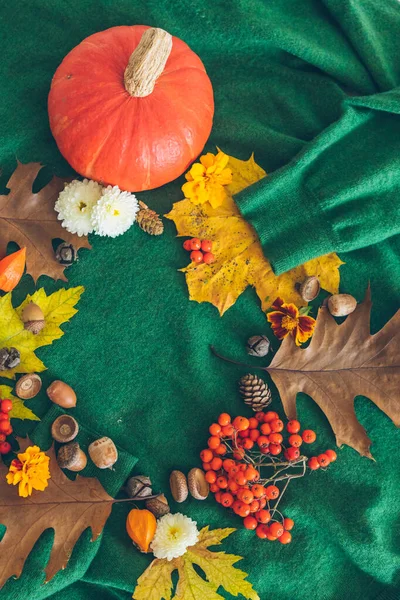 Green Sweater Autumn Yellow Leaves Orange Pumpkin Greeting Card Copy — Stock Photo, Image