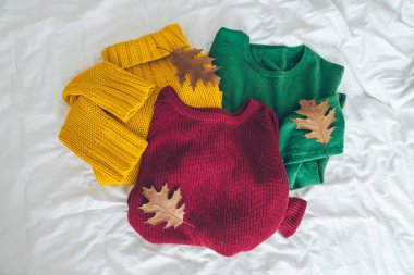 Beyaz çarşaflı renkli kazaklar. Sonbahar kıyafeti