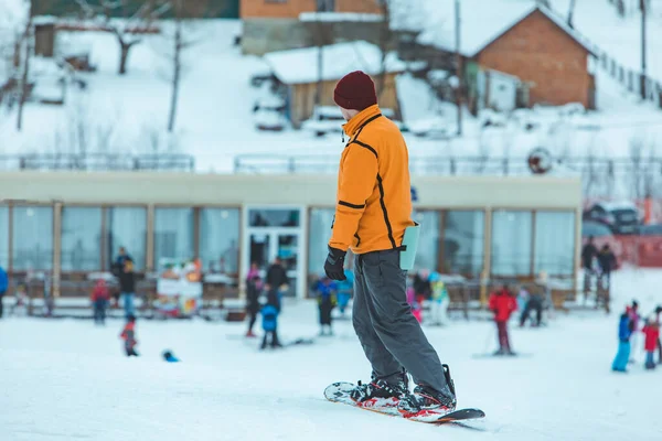 Jeune Homme Chevauchant Snowboard Par Colline Hiver Style Vie Sportif — Photo