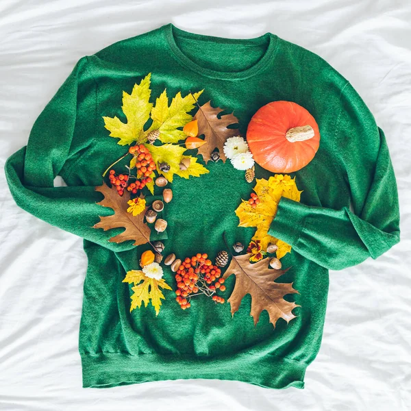 Green Sweater Autumn Yellow Leaves Orange Pumpkin Greeting Card Copy — Stock Photo, Image