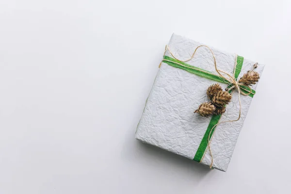 Cadeau Boîte Enveloppée Avec Papier Blanc Ruban Vert Vue Dessus — Photo