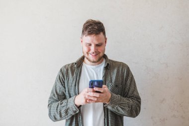 Cep telefonu kullanarak gülümseyen adam portresi