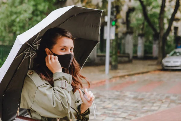 Mujer Joven Con Máscara Médica Aire Libre Caminando Por Calle — Foto de Stock