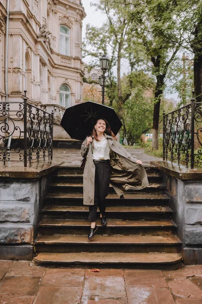 Young Pretty Woman Autumn Outfit Walking City Street Umbrella Rainy — Stock Photo, Image