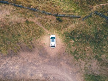 Çiftlik çitlerinin yakınındaki arazi aracı manzarası. sonbahar sezonu