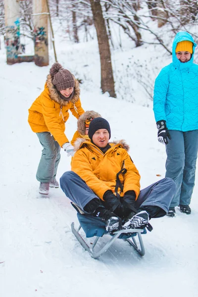 Vänner Som Har Kul Vintern Snöade Kulle — Stockfoto