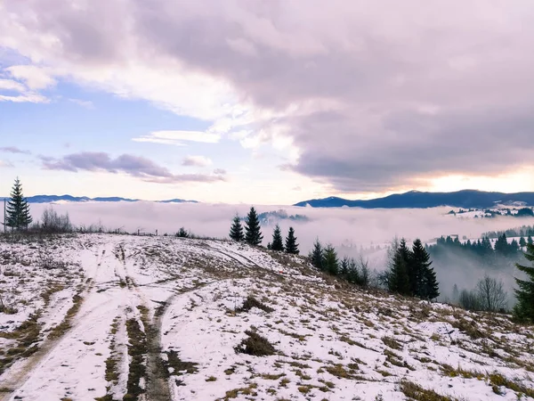 Uitzicht Zonsopgang Boven Besneeuwde Winter Karpaten Bergen Kopiëren Ruimte — Stockfoto