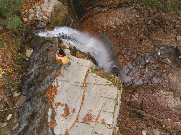 Женщина Скале Смотрит Водопад Наслаждаясь Видом Осеннего Времени — стоковое фото