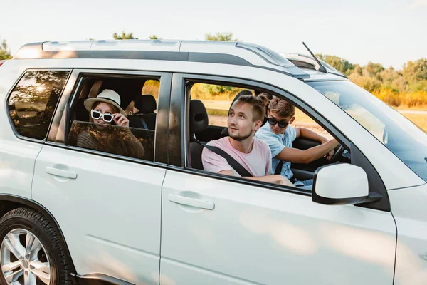 Kamarádi Autě Dívali Okna Koncept Road Trip — Stock fotografie