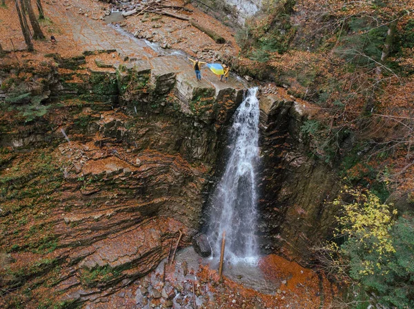 Man Met Vrouw Met Oekraïense Vlag Top Van Waterval Herfst — Stockfoto