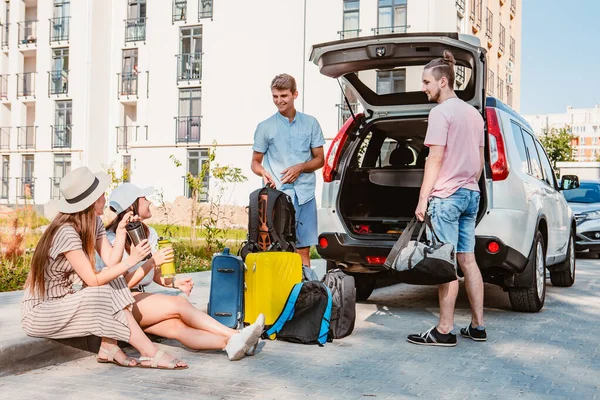 Amigos Carregam Porta Malas Carro Com Bagagem Verão Viagem Férias — Fotografia de Stock