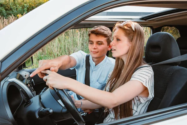 Junge Frau Mit Mann Auto Sommerroadtrip Fahrunterricht — Stockfoto