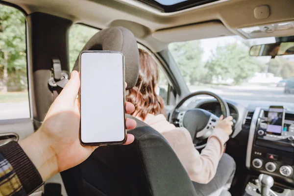 Man Hand Håller Telefon Med Vit Skärm Kvinna Kör Bil — Stockfoto