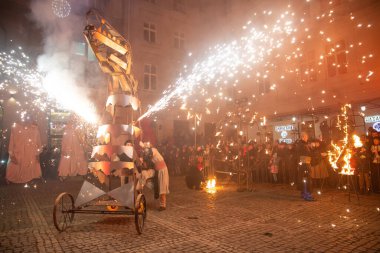 Lviv, Ukrayna - 25 Aralık 2017: Şehir meydanında İsa 'nın doğumu oyunu. Gece vakti.