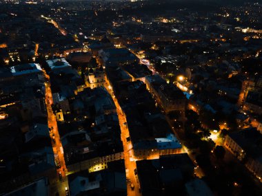 Dar sokakları olan eski Avrupa şehrinin gece görüşü. Boşluğu kopyala