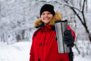 Adam doldurulabilir bardak seçici odak kopyalama alanı tutuyor