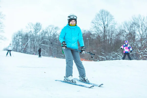 Jonge Volwassen Glimlachende Vrouw Skiën Naar Beneden Door Heuvel Wintertijd — Stockfoto