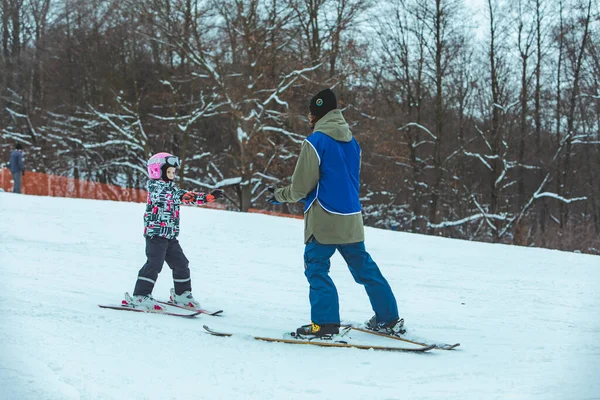 Lviv Ucrania Enero 2019 Niña Esquiadora Novata Aprender Esquiar Actividades — Foto de Stock