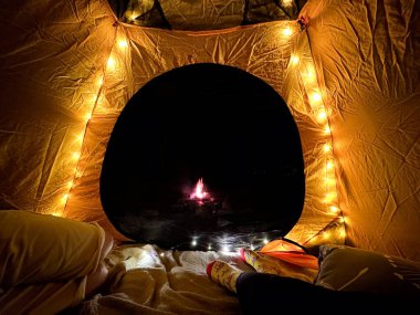 Sicim Işıkları ve Kamp Ateşi Görünümü Uzayı Kopyalayan Konforlu Çadır