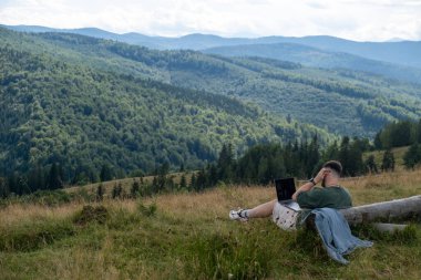 Manzaralı Dağ Manzarası Serbest Çalışması konsepti